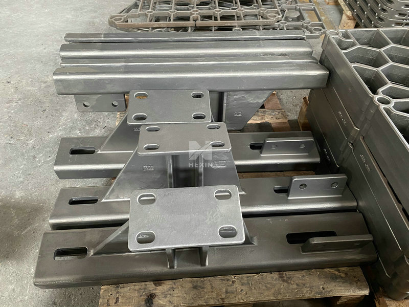 Alloy steel chain guide for heat treatment