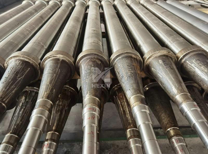 Furnace roller for titanium alloy wide and thick plate heat treatment furnace