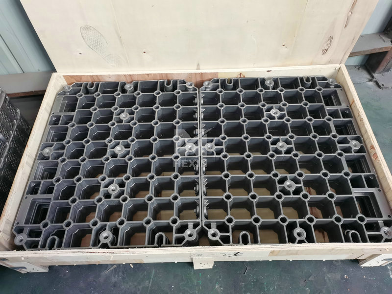 Cast alloy trays assembly
