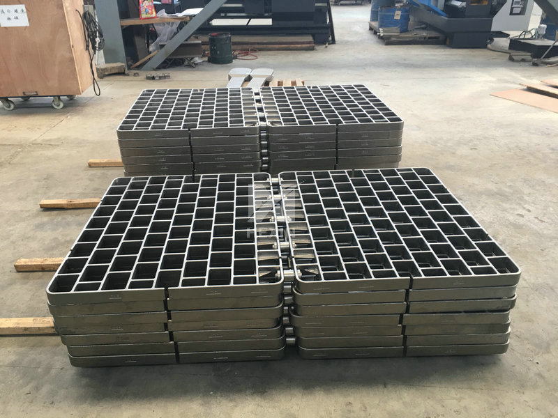 Cast Alloy Trays Linked by Bolts